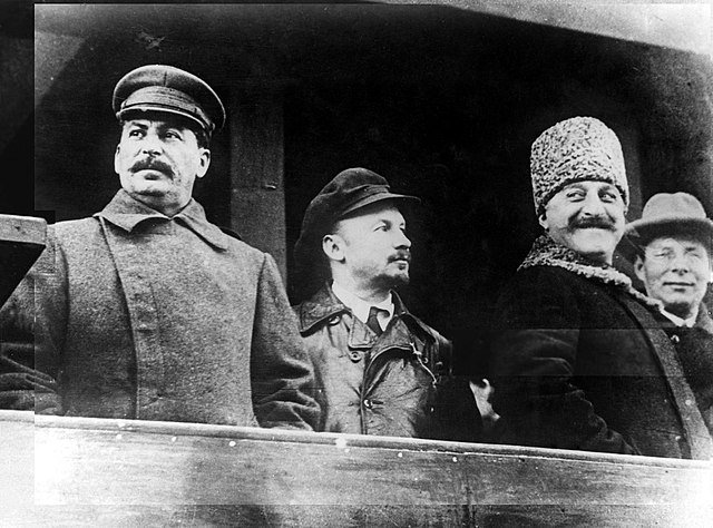 Lenin overlijdt en Stalin consolideert zijn macht